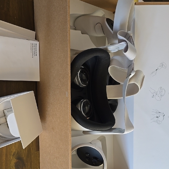 Meta Quest 2 VR Headset - White - Picture 4 of 14